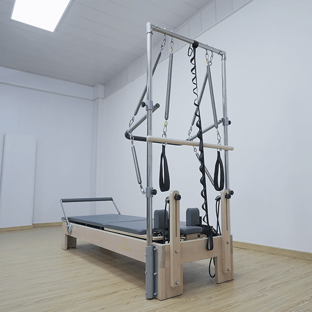 Hochwertiger Pilates-Reformer aus Ahornholz mit Turm-Halbtrapez