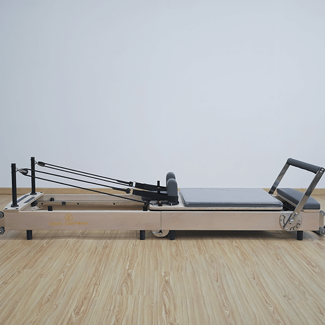 Zusammenklappbarer Pilates-Reformer aus Holz für den Heimgebrauch. Einfach zusammenklappbare Pilates-Ausrüstung 