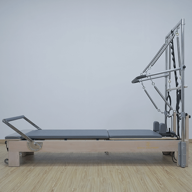 Hochwertiger Pilates-Reformer aus Ahornholz mit Turm-Halbtrapez