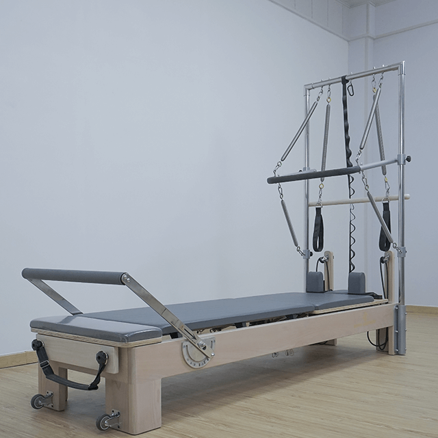 Hochwertiger Pilates-Reformer aus Ahornholz mit Turm-Halbtrapez